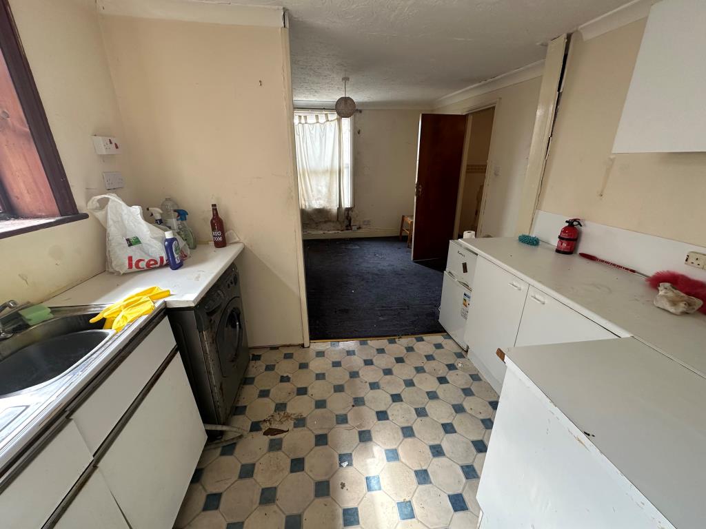 Lot: 95 - FREEHOLD BLOCK OF THREE FLATS - Flat two living room